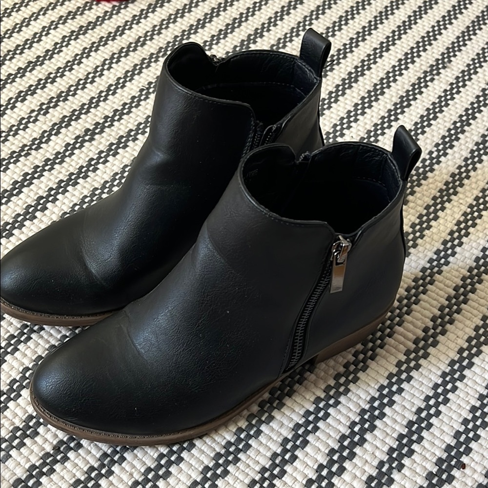 Last Call! Black Ankle Boots - brand Jeossy, size 7.